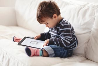 Як виглядає мозок дитини під час читання книги та гри на планшеті: фото