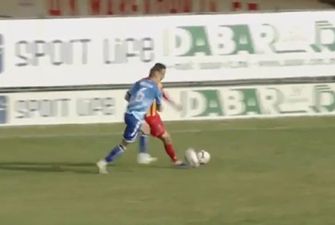 Балканский футболист выбил мяч из-под ног соперника другим мячом: уморное видео из Северной Македонии