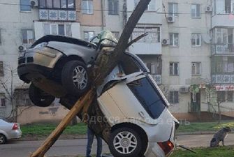 Чудом никто не погиб: из-за дорожной ямы авто влетело на дерево в Одессе
