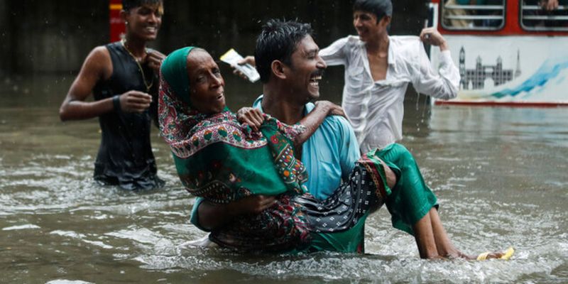 Почти 2 метра осадков: 18-миллионный город в Индии оказался под водой