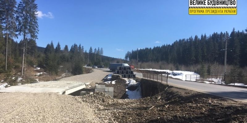 На Прикарпатье на дороге Р-24 ремонтируют и строят мосты