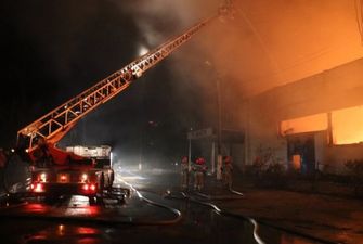 В Киеве из-за пожара на складах загорелось офисное здание