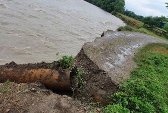 Непогода на Прикарпатье: река вышла из берегов, разрушила берег и размыла дорогу