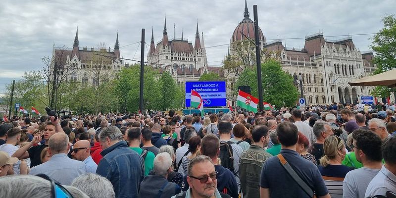 Тысячи венгров вышли на протесты против Орбана: что стало причиной