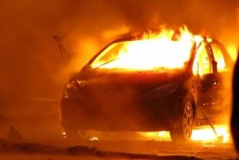 У гаражному кооперативі на Троєщині вщент згорів автомобіль