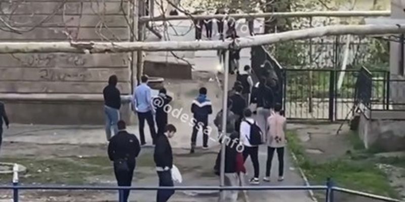 В Одессе массовая драка подростков обернулась трагедией - трое в критическом состоянии: видео