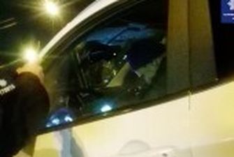 "Поліцейські ледь достукалися": у Києві п'яний чоловік заснув за кермом