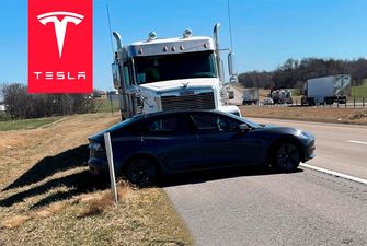 Аварія дня: водій вантажівки не помітив електромобіль Tesla Model 3 та протягнув його близько кілометра