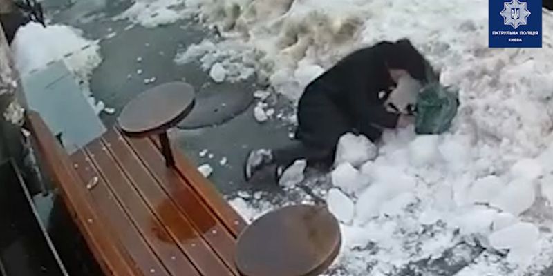 В Киеве на женщину упала глыба льда с крыши дома