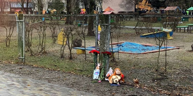 Авиакатастрофа в Броварах: люди несут игрушки и цветы к месту падения вертолета