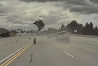 Автопилот Tesla избежал столкновения с оторванным колесом пикапа – видео аварии