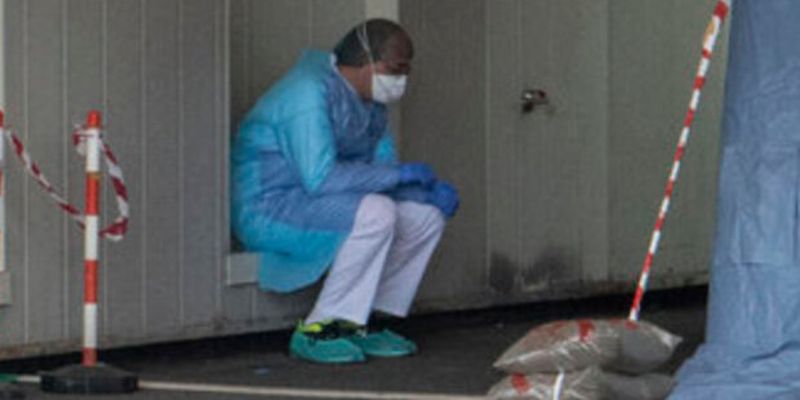 "Стирают даже одноразовые шапочки": в каких условиях проходиться работать украинским врачам, фото