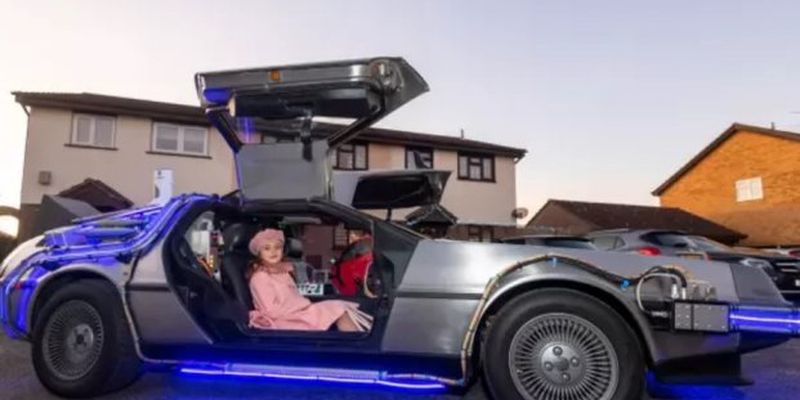 Фанат потратил $100 тысяч, чтобы превратить свое авто в машину времени из "Назад в будущее"
