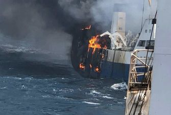 З молодими курсантами на борту: українське судно в Африці затонуло після пожежі