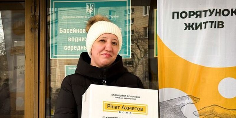 Переселенці з Нікольської громади у Києві отримали допомогу від Фонду Ріната Ахметова