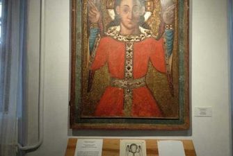 В замке на Ривенщине открыли выставку икон с улыбающимися святыми
