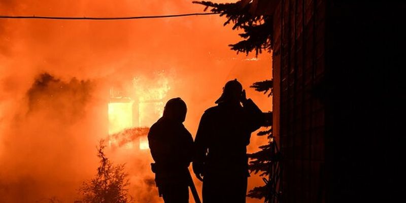 Дерев'яний готель спалахнув, як факел: вогонь перекинувся на ресторан, людей намагаються врятувати