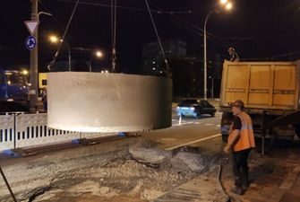 В Киеве прорвало коллектор: асфальт на дороге провалился на четыре метра