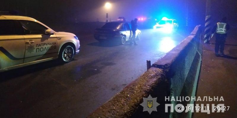 Під Києвом жінка напала на поліцейського на автотрасі: у нього струс мозку