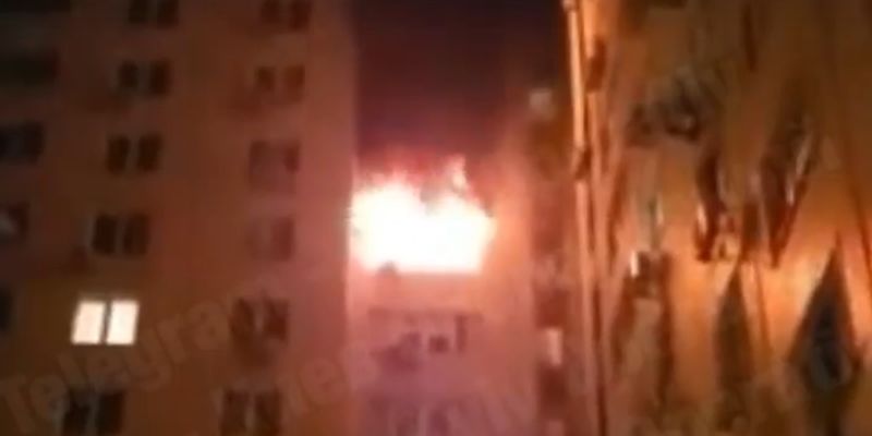 В Киеве жилую многоэтажку охватило пламя: видео масштабного пожара