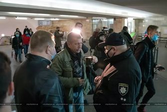 В метро Харькова копы открыли охоту на пассажиров без масок