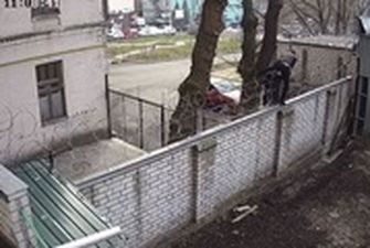ГБР показало видео, как Черновол перелезла на территорию бюро через забор