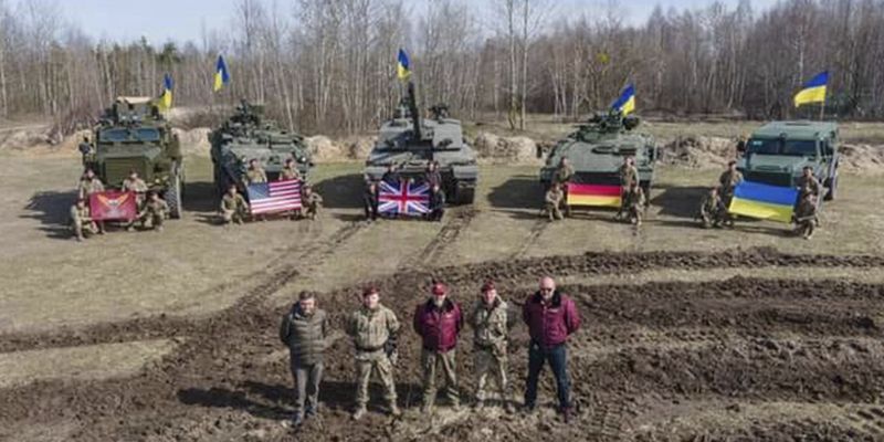 Починається зворотний відлік до дня Х. В Україну вже прибули десятки танків і БМП – Bild