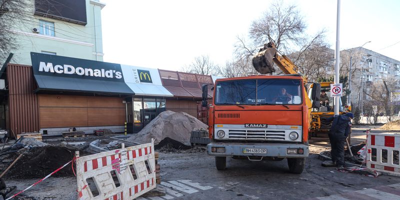 Ждали McDonald’s в Одессе? На 5-й станции Фонтана ремонтируют заезд на McDrive