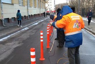Столичные коммунальщики изменили облик дороги у метро «Дворец Украина»