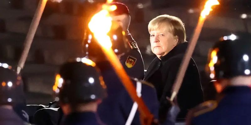 С факелами и орлами. В Германии прошла церемония прощания с канцлером Меркель