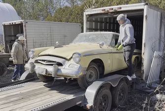 Редчайшее американское авто 50-х более 30 лет простояло заброшенным в гараже