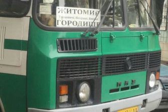 В Житомире водитель автобуса протянул по асфальту пенсионерку, которая не успела выйти из салона