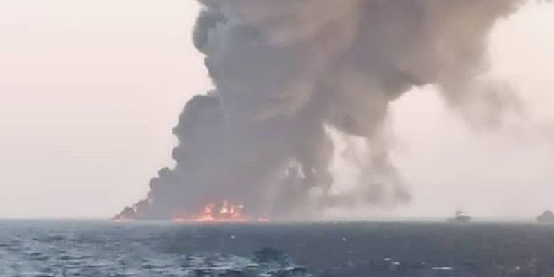 Крупнейшее иранское судно загорелось и затонуло