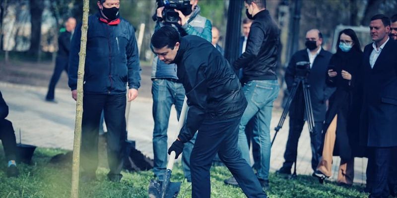 Перед заседанием Рады нардепы во главе со спикером Разумковым высадили деревья