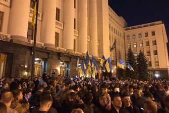 "Ночной дозор" на Банковой": под Офисом президента продолжат протестовать против возможной капитуляции