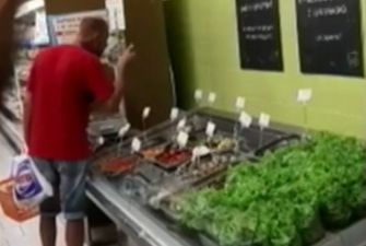 В Днепре посетитель магазина начал есть маринованные овощи прямо с прилавка