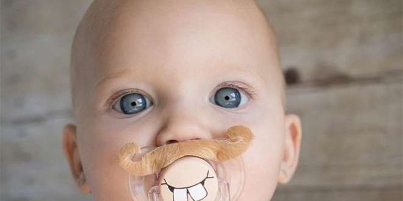 Сеть взорвали фотографии младенцев с не детскими пустышками