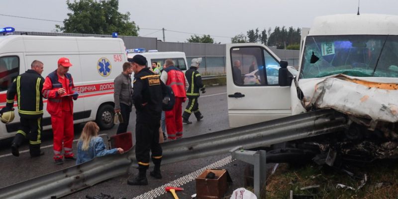 Хирурги рассказали о состоянии здоровья пассажиров маршрутки, попавшей в ДТП под Киевом