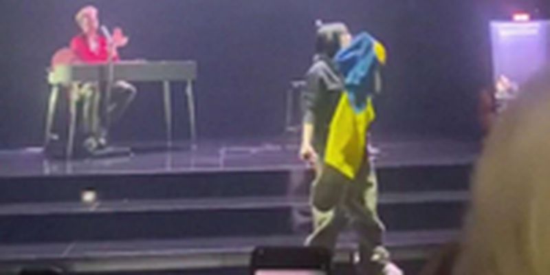 Билли Айлиш поцеловала флаг Украины на концерте в Германии