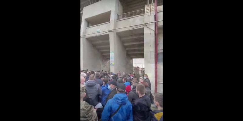 Коронавирус им не страшен: как болельщиков пускали на матч "Динамо" в Тернополе