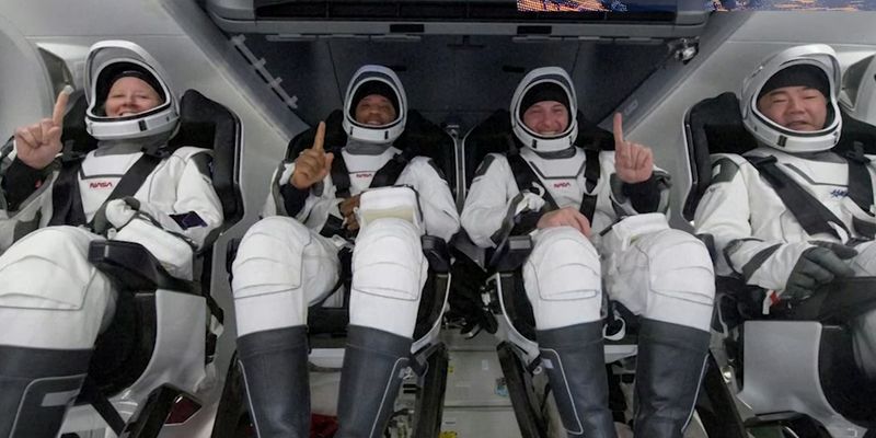 Первый экипаж космического корабля Crew Dragon успешно вернулся на Землю