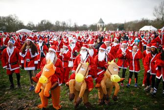 Подарувати Різдво кожному: три тисячі Санта-Клаусів пробіглися Лондоном заради добрих справ