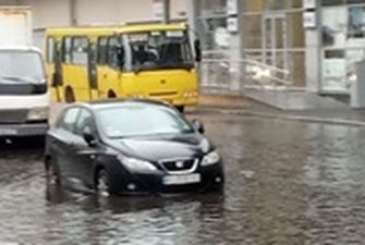 В Киеве из-за ливня затопило дороги