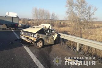 На Харківщині вантажівка влетіла у припаркований на узбіччі легковик