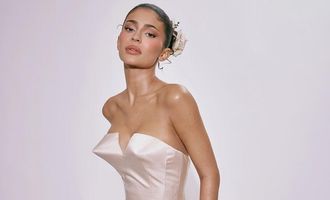 Кайли Дженнер раскритиковали за "свадебное платье не по теме" на Met Gala 2024