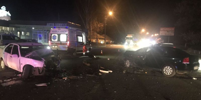 На Харьковщине в результате столкновения Renault и Opel пострадали двое людей