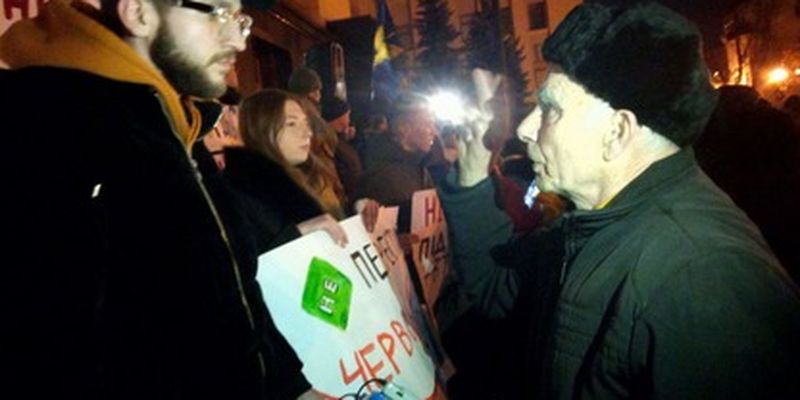В Киеве устроили акцию у стен ОПУ с требованиями по Донбассу: онлайн трансляция