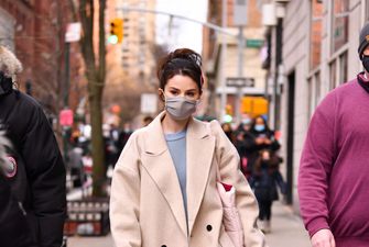 Свежее решение: Селена Гомес в молочном пальто и джоггерах в Нью-Йорке