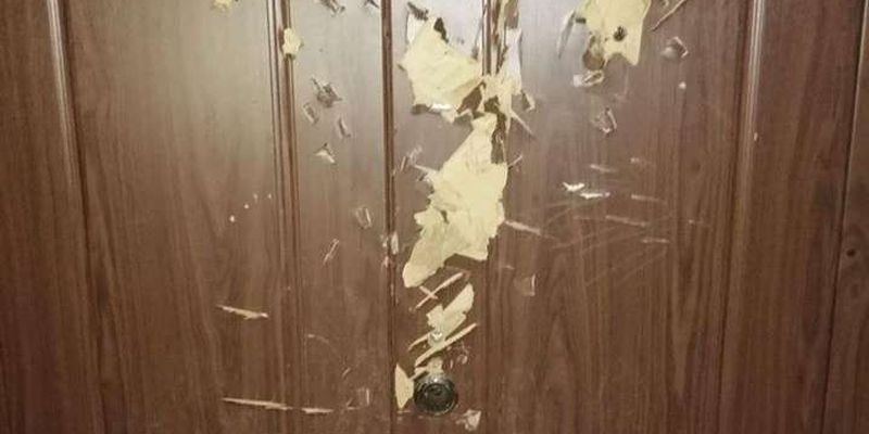 У Києві агресивний чоловік порубав сокирою двері сусідів