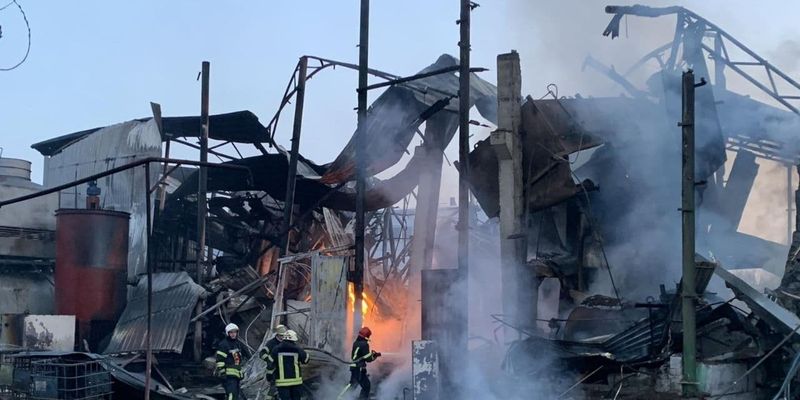 Взрыв уничтожил здание завода в Харькове, есть жертвы